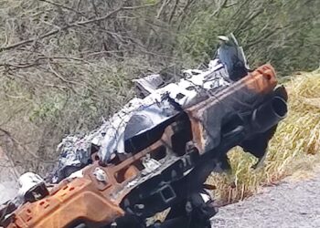 Piden retirar vehículo de la carretera a Méndez, destruido durante evento de alto riesgo