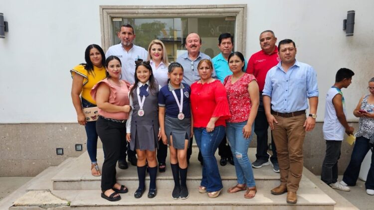 Convive alcaldesa con alumnos que han logrado premios en concursos estatales