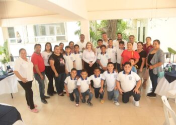 Alcaldesa convive y reconoce a niños destacados de San Fernando 