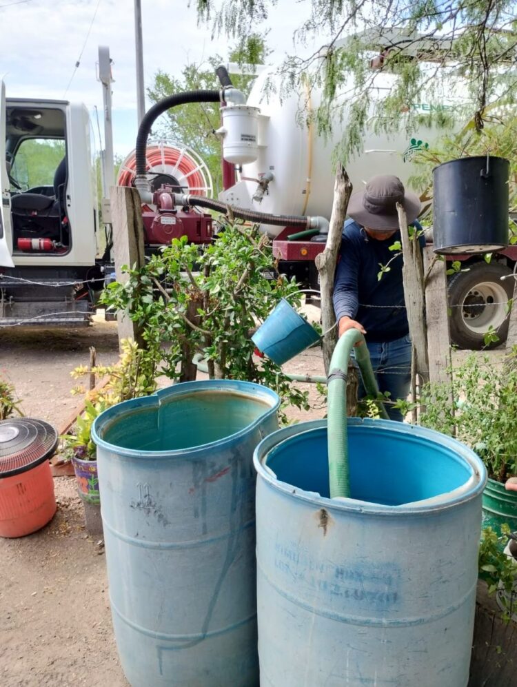 Lleva COMAPA San Fernando agua en pipas a zonas altas