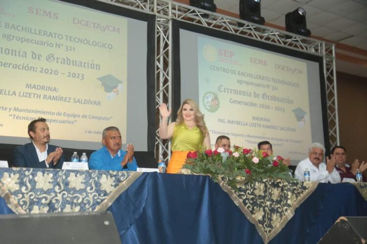 Alcaldesa de San Fernando amadrinó ceremonia de graduación del CBTA 321