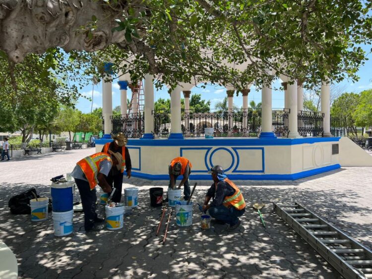 Pintan y embellecen la plaza principal de San Fernando