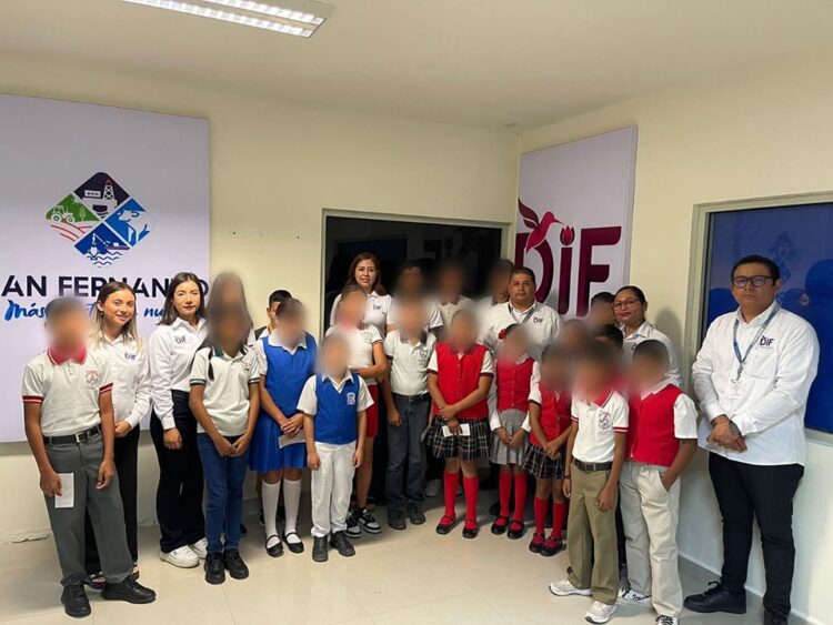 DIF entrega becas menores que estudian y trabajan