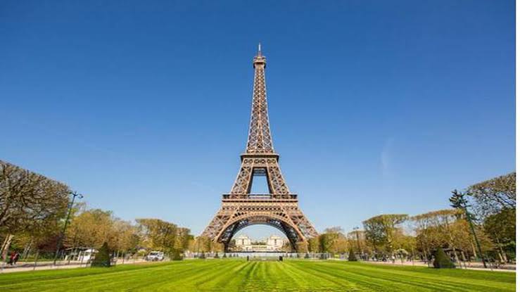 Violan a turista mexicana entre cinco sujetos en torre Eiffel de Paris, liberan a detenidos…