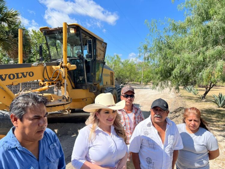 Alcaldesa de San Fernando supervisó encalichamiento de calles en el ejido San Germán