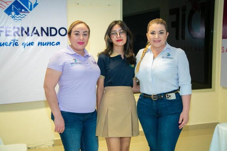 Premia la alcaldesa Maybella Ramirez a alumna ganadora en concurso de dibujo