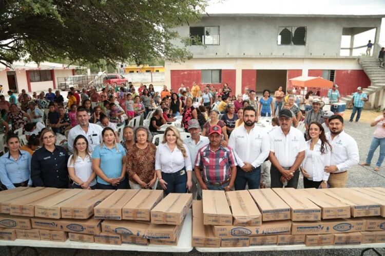 Alcaldesa lleva decenas de lámparas a Pancho Villa, familias agradecen
