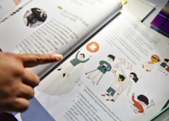 Niño armado con pistola asalta una farmacia; tiene como 10 años apenas