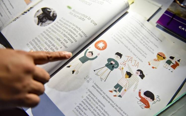 Niño armado con pistola asalta una farmacia; tiene como 10 años apenas