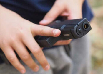 Niño armado con pistola asalta una farmacia; tiene como 10 años apenas