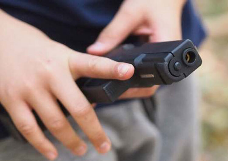Niño armado con pistola asalta una farmacia; tiene como 10 años apenas