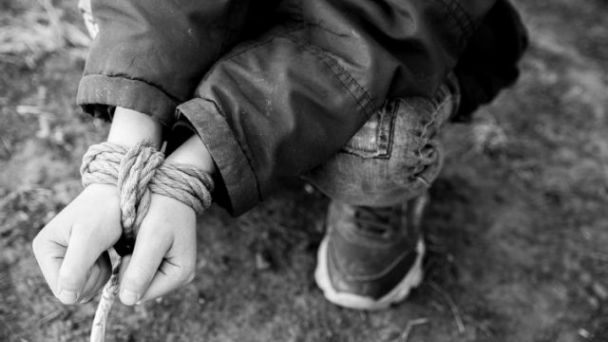 Rescatan a dos niños que estaban amarrados en un domicilio de Nuevo León