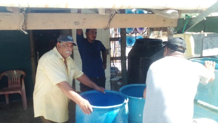 Por órdenes de la alcaldesa Maybella Ramírez llevan agua en pipas a poblado pesquero
