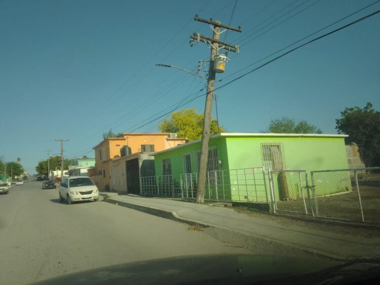 Poste de la CFE con transformador a punto de caer a tierra; peligro a la vista