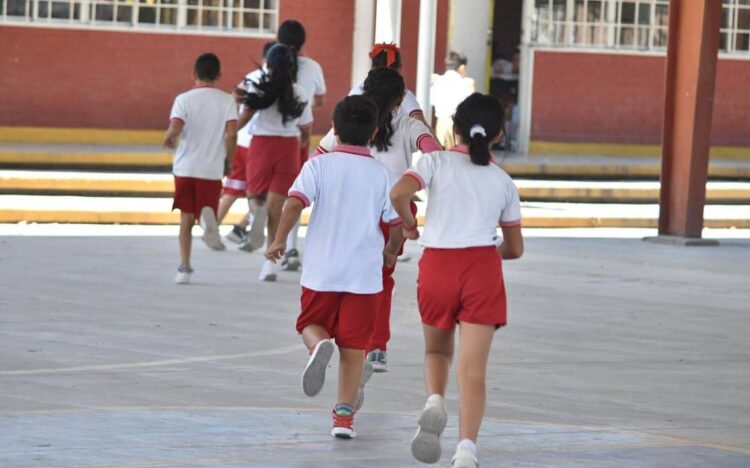 Piden alumnos de escuelas en el regreso a clases, aires acondicionados en los salones