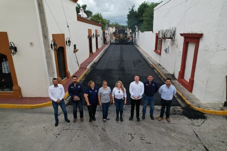 Rehabilitan asfalto de calle Escobedo