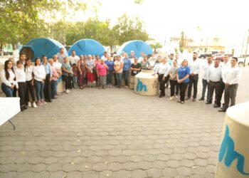 Maybella entrega tinacos subsidiados a más familias de San Fernando
