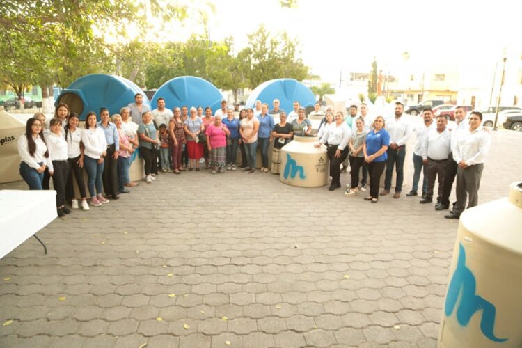 Maybella entrega tinacos subsidiados a más familias de San Fernando