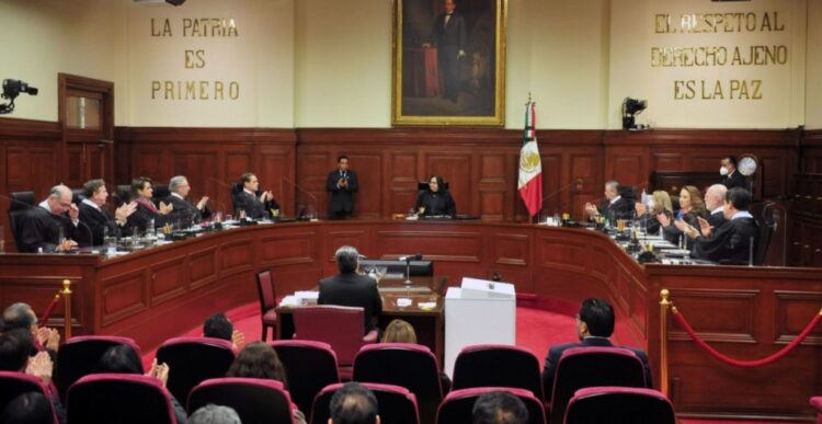 Que ministros de la Corte ganan 700 mil mensuales más moches, asegura AMLo