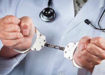 Doctor engañó a mujer con falso embarazo hasta le hizo una cesárea