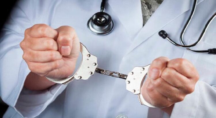 Doctor engañó a mujer con falso embarazo hasta le hizo una cesárea