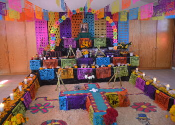 Escuelas conservan las tradiciones con altares en honor a los muertos