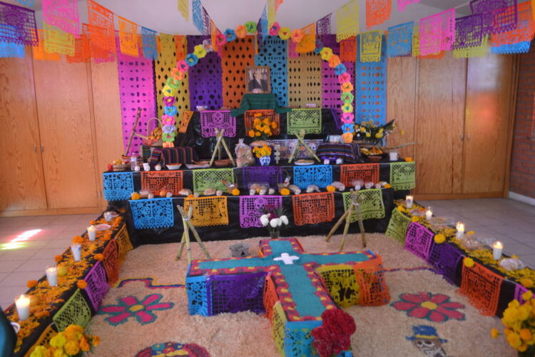 Escuelas conservan las tradiciones con altares en honor a los muertos