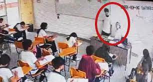 Alumno apuñala a maestra en plena clase