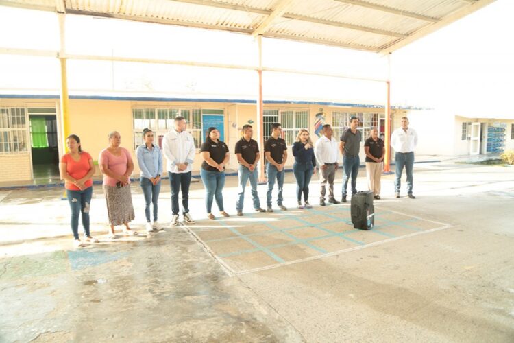 Lleva la alcaldesa Maybella Ramirez apoyo a escuela primaria de comunidad pesquera