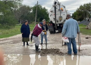 Alcaldesa instruye desasolve de drenaje tras inundaciones en González Villarreal