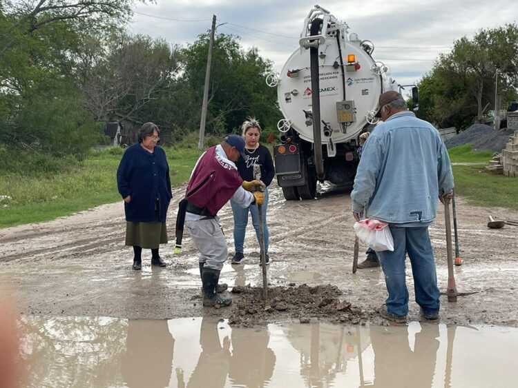 Alcaldesa instruye desasolve de drenaje tras inundaciones en González Villarreal