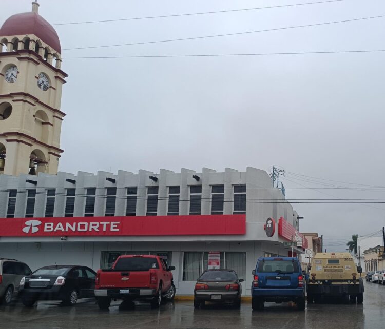 Alcaldesa lleva agua a familias de las colonias México y Paso Real