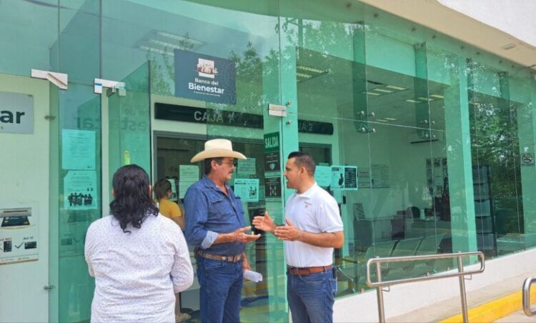 Tinacos, despensas, bomba de agua y arreglo de calles lleva Maybella a zonas más apartadas