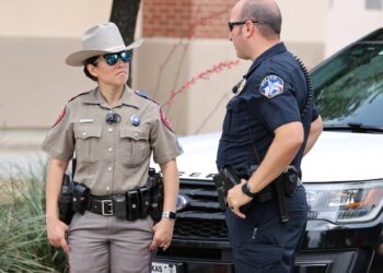 En Texas la policía podrá detener a ilegales para expulsarlos de EU, aprueban ley