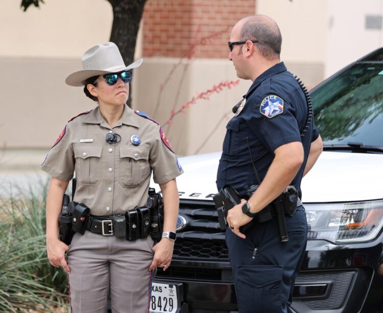 En Texas la policía podrá detener a ilegales para expulsarlos de EU, aprueban ley