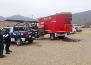 Hombre cae a revolvedora y muere desmembrado