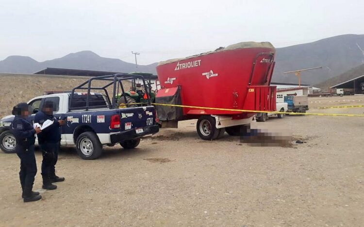 Hombre cae a revolvedora y muere desmembrado