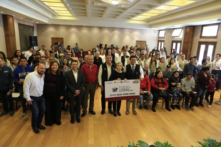 Entregan Américo y María tarjetas de pensión a personas con discapacidad