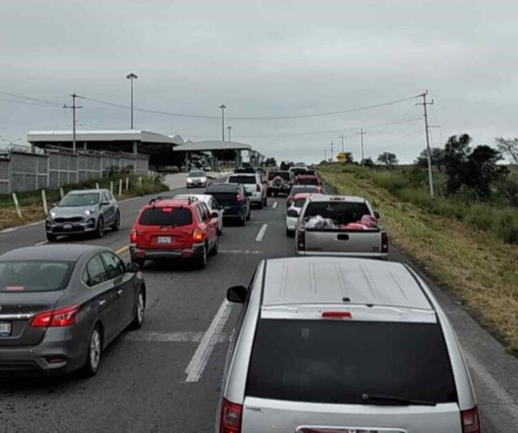 Intenso aforo vehicular en carreteras federales que confluyen en San Fernando