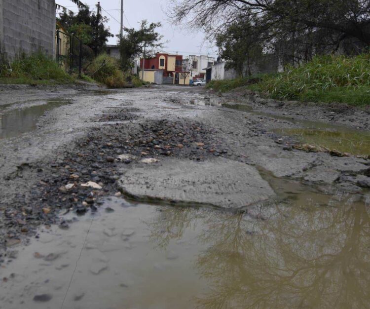 Necesario sacar tránsito pesado de calles principales; dañan el pavimento