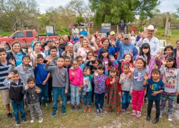 Alcaldesa alegra corazones de niños llevando caravana navideña a La Joya y Col. Américo