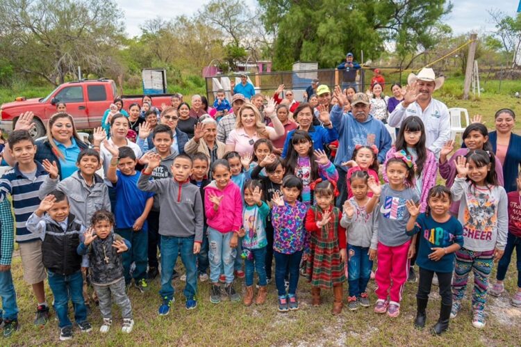 Alcaldesa alegra corazones de niños llevando caravana navideña a La Joya y Col. Américo