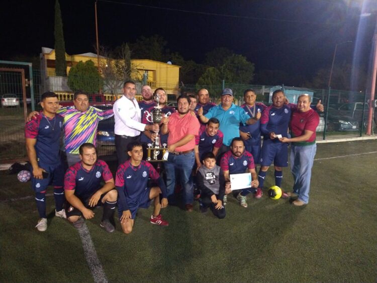 Entrega Ayuntamiento trofeos a equipos ganadores de Liga de Fútbol magisterial