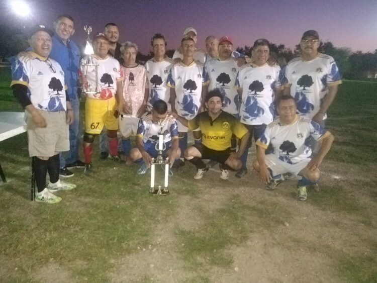 Entrega Ayuntamiento trofeos a equipos ganadores de Liga de Fútbol magisterial