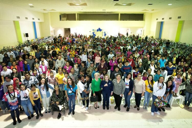 Entrega alcaldesa de San Fernando valiosos regalos otorgados por organización altruista