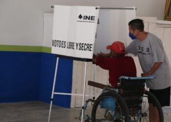 Convive la alcaldesa de San Fernando con adultos mayores