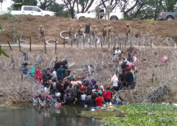 Tras ocho horas en el río Bravo, autoridades de EU detienen a migrantes