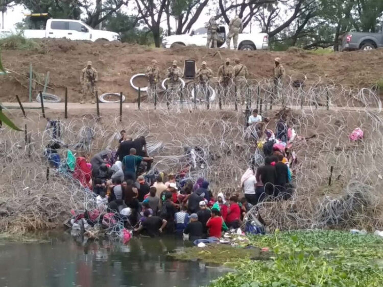 Tras ocho horas en el río Bravo, autoridades de EU detienen a migrantes