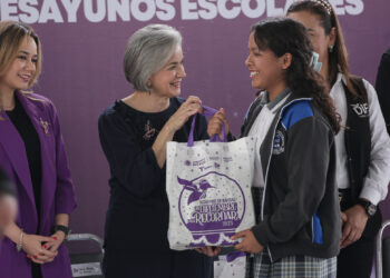 Alcaldesa alegra corazones de niños llevando caravana navideña a La Joya y Col. Américo