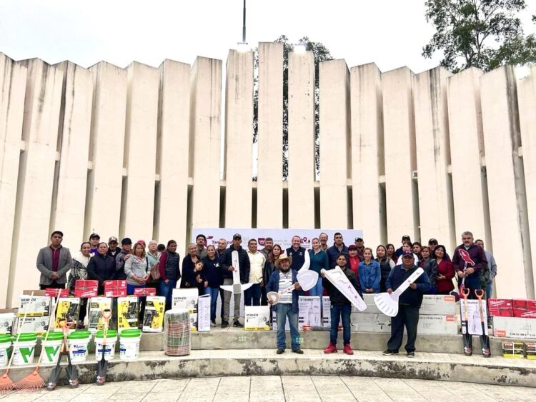 Entrega Ayuntamiento trofeos a equipos ganadores de Liga de Fútbol magisterial